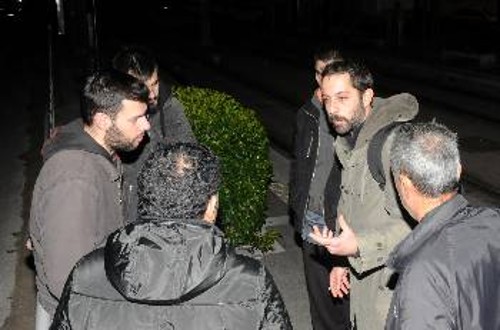 Κλιμάκιο του ΚΚΕ συζητά με μετανάστες