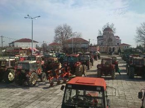 Με τα τρακτέρ βγήκαν οι αγρότες στον Παλαμά της Καρδίτσας
