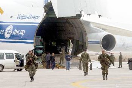 Με μισθωμένο «Αντόνοφ» αναχώρησαν, χτες Δευτέρα, μέρος των 65 οχημάτων της ελληνικής στρατιωτικής δύναμης για το Αφγανιστάν