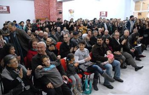 Γεμάτη από κόσμο η αίθουσα του Πολιτιστικού Κέντρου της Πετρούπολης