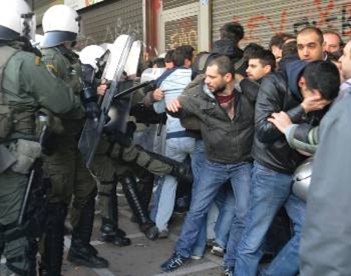 Ωμή επίθεση με ρόπαλα και χημικά δέχτηκαν οι διαδηλωτές έξω από το υπουργείο