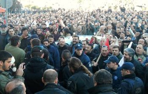 Η αλληλεγγύη που εκφράστηκε μαζικά και άμεσα, όπως και τα στοιχεία που αποκάλυψε το ΠΑΜΕ, στρίμωξαν την κυβέρνηση και ακύρωσαν την άθλια προβοκάτσια