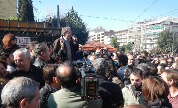 Ο Γιώργος Πέρρος μιλάει στους συγκεντρωμένους