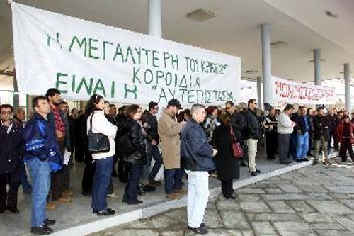 Κινητοποίηση εκτάκτων του ΥΠΠΟ έξω από το Αρχαιολογικό Μουσείο Θεσσαλονίκης το 2002. Μερικούς τους έστειλαν αργότερα στα κοντέινερ...