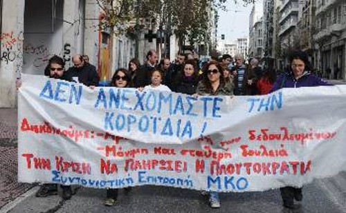 Πριν τα σημερινά προγράμματα, τα πεντάμηνα υλοποιούνταν από ΜΚΟ, με τα ίδια προβλήματα για τους εργαζόμενους