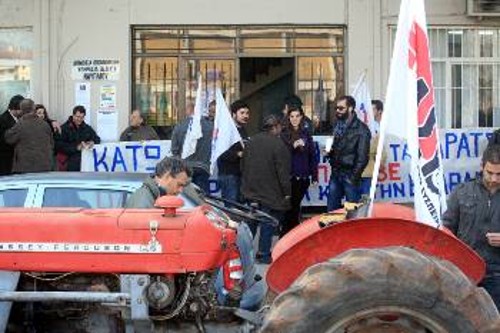 Από κινητοποίηση της ΠΑΣΥ έξω από τη ΔΟΥ Ναυπλίου, ενάντια στη φοροεξόντωση των αγροτών