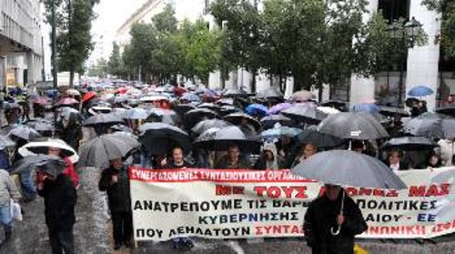 Η βροχή δεν εμπόδισε τους απόμαχους της δουλειάς αλλά όχι της ζωής να διαδηλώσουν ενάντια στην εξαθλίωση και τη φτώχεια