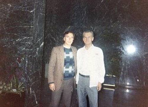 Ο κοσμοναύτης και πρόεδρος της σοβιετικής Σκακιστικής Ομοσπονδίας Β. Σεβαστιάνοβ με το συνεργάτη του «Ρ» στην 28η Σκακιστική Ολυμπιάδα Θεσσαλονίκης. Στην ένθετη φωτό το «Σογιούζ 9»