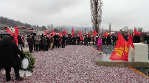 Από την κατάθεση στεφανιών στον ομαδικό τάφο των μαχητών και μαχητριών του ΔΣΕ