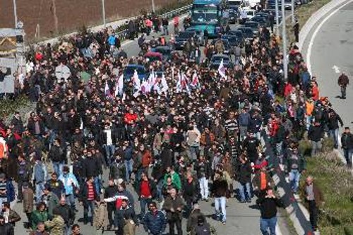 Μόνο μέσα από τις αγωνιστικές κινητοποιήσεις και τη λαϊκή συμμαχία με την εργατική τάξη και τα άλλα κοινωνικά στρώματα - θύματα της αντιλαϊκής πολιτικής, μπορούν οι φτωχοί αγρότες να βάλουν φραγμό στην αντιδραστική αντιαγροτική πολιτική. Στη φωτογραφία εργάτες και αγρότες στο μπλόκο της Νίκαιας