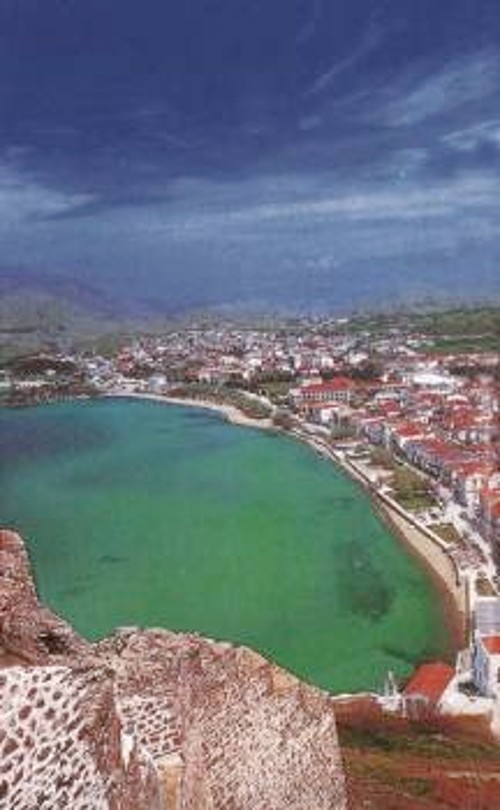 Μύρινα: Η θέα στο ρωμαϊκό γιαλό από το κάστρο