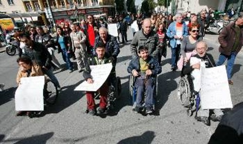Με πορεία από την πλατεία Βάθης πήγαν οι ανάπηροι στο υπουργείο