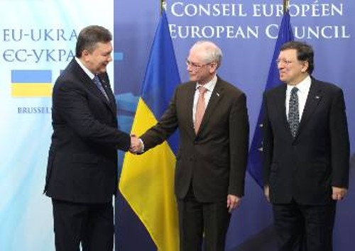 Ο Ουκρανός Πρόεδρος ως εκπρόσωπος της αστικής τάξης κάνει όλο και περισσότερο προσέγγιση με το ιμπεριαλιστικό κέντρο της ΕΕ, με το οποίο δυσανασχετεί όμως η Ρωσία