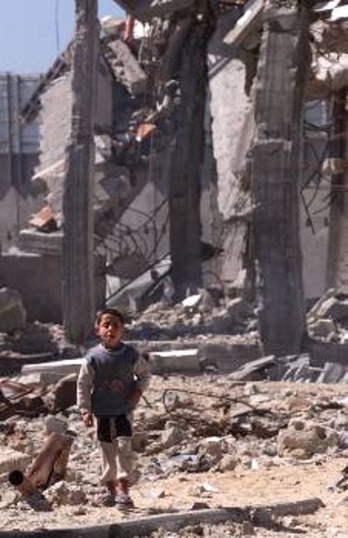 Μικρός παλαιστίνιος ανάμεσα στα ερείπια που άφησε πίσω του ο ισραηλινός