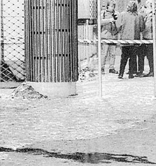 Ο τόπος του εγκλήματος, λίγες ώρες μετά τη δολοφονική επίθεση κατά του Πάλμε, έχει αποκλειστεί από την αστυνομία. Διακρίνεται λίμνη αίματος του Σουηδού πρωθυπουργού, που έπεσε χτυπημένος από τη σφαίρα του δολοφόνου