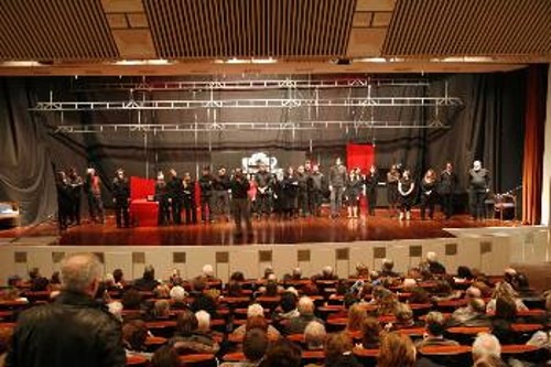 Ολα τα μέλη της Θεατρικής Ομάδας του ΠΑΜΕ στο φινάλε και ο σκηνοθέτης στο κέντρο