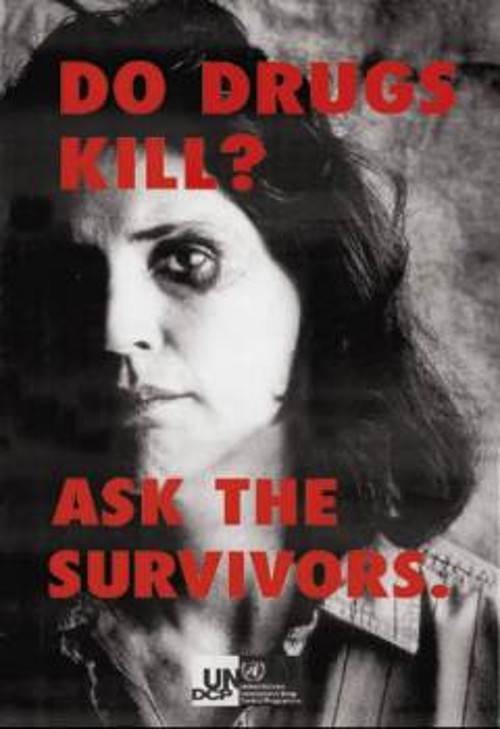 Χαρακτηριστική αφίσα των Ηνωμένων Εθνών, με το εύλογο ερώτημα «Σκοτώνουν τα ναρκωτικά; - Ρωτήστε τους επιζήσαντες»