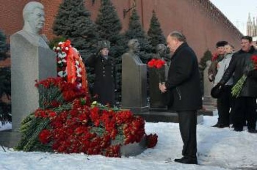 Ο πρόεδρος του ΚΚΡΟ καταθέτει στεφάνι στον τάφο του Στάλιν στο Κρεμλίνο