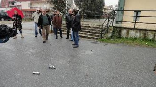 Η αντιπροσωπεία του ΚΚΕ συζητά με κατοίκους. Στο δρόμο φαίνονται τα δακρυγόνα από την επίθεση των ΜΑΤ