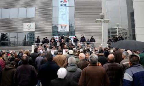 Διαμαρτυρία των συνταξιούχων στον ΕΟΠΥΥ (8/3/2013) με αίτημα για δωρεάν ιατροφαρμακευτική περίθαλψη