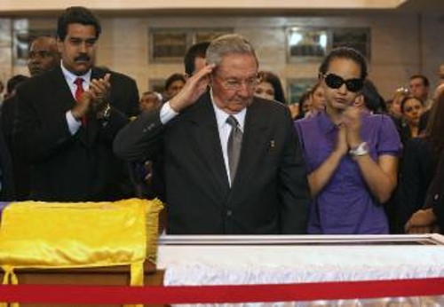 Ο πρόεδρος της Κούβας αποχαιρετάει τον Ούγκο Τσάβες