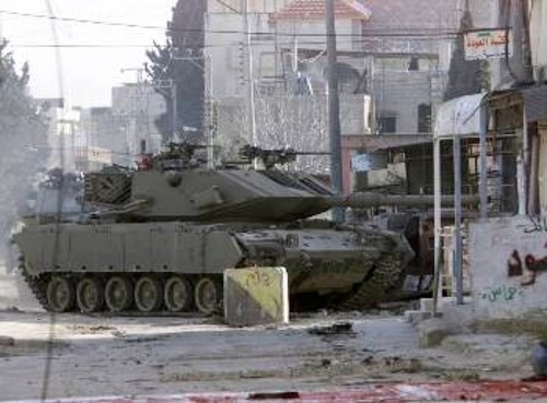 Το ισραηλινό τανκ ενώ εισβάλει στον καταυλισμό προσφύγων στην Μπαλάτα