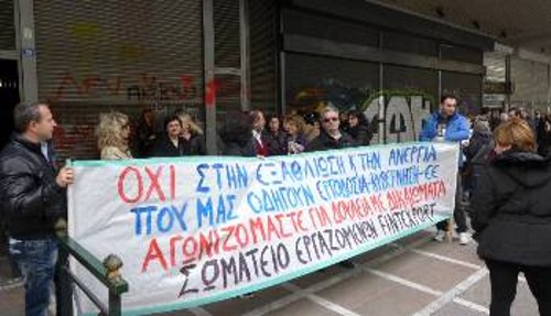 «Αγωνιζόμαστε για δουλειά με δικαιώματα» διαδήλωσαν και χτες οι εργάτες της FINTEXPORT