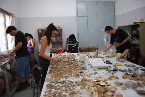 Τομέας διαλογής κεραμικών στην ανασκαφή στο Καραμπουρνάκι