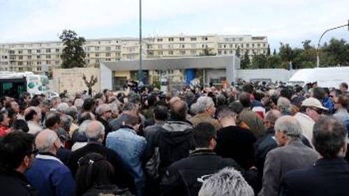 Οι εργαζόμενοι των ναυπηγείων έξω από το υπουργείο Εθνικής Αμυνας