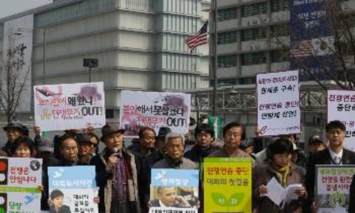 Από χτεσινή διαμαρτυρία στη Σεούλ φιλειρηνικών οργανώσεων που καταγγέλλουν την κλιμάκωση των προκλήσεων ΗΠΑ - Ν. Κορέας