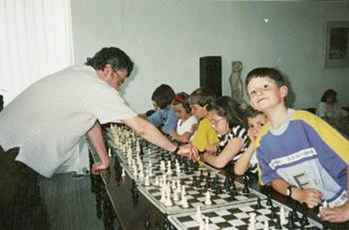 Μαθητές δημοτικού σχολείου σε αγώνα «Σιμουλτανέ» στο ΠΚΕ-ΟΤΕ, με τον δημοφιλή ηθοποιό και σκακιστή Τάκη Παπαματθαίου