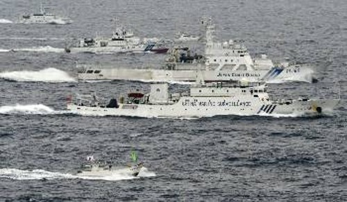 Ιαπωνικά πλοία του πολεμικού ναυτικού συνοδεύουν κινεζικό πλοίο κοντά στα διαμφισβητούμενα νησάκια στην ανατολική θάλασσα της Κίνας