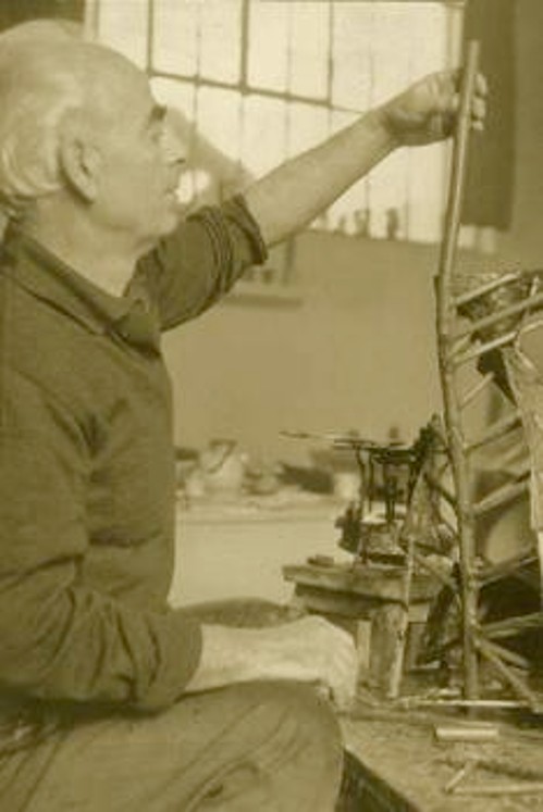 Ο Χρήστος Καπράλος στο εργαστήρι του
