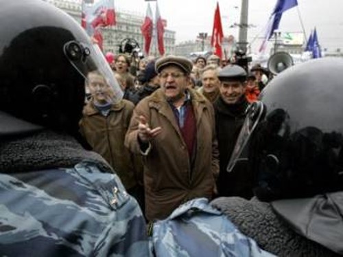 Από διαδήλωση της περιόδου του 1998, τότε που ο Γιεβγκένι Πριμακόφ, πρώην στέλεχος του ΚΚΣΕ, που μετά την ανατροπή του σοσιαλισμού τέθηκε επικεφαλής της προσπάθειας να «ξελασπώσει» το αστικό σύστημα ως πρωθυπουργός στην κυβέρνηση «λαϊκής εμπιστοσύνης».