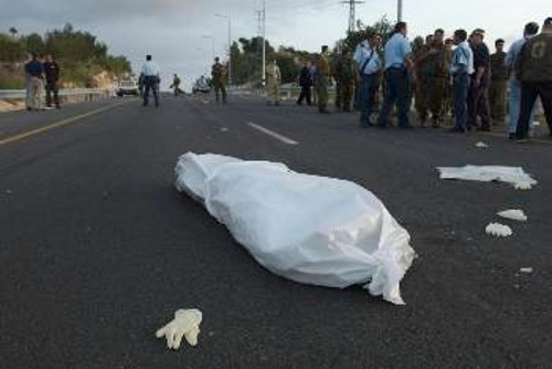 Το πτώμα ενός Παλαιστίνιου εγκαταλειμμένο στη λεωφόρο