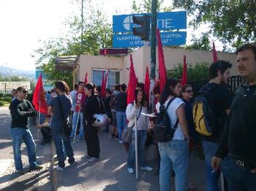 Στιγμιότυπο από την κινητοποίηση των κομμουνιστών στο Νοσοκομείο «Αγ. Ανδρέας» στην Πάτρα