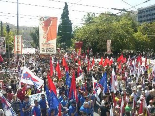 Από τη συγκέντρωση στο Σύνταγμα