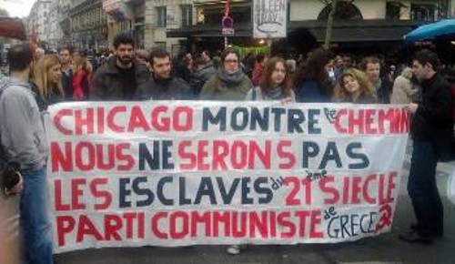 ΚΟ Γαλλίας του ΚΚΕ, πανό με σύνθημα «Το Σικάγο μάς δείχνει το δρόμο, δε θα γίνουμε σκλάβοι του 21ου αιώνα»