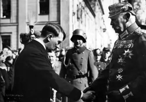 Χίτλερ - Χίντεμπουργκ. Ο στρατάρχης Χίντεμπουργκ είχε εκλεγεί πρόεδρος της Δημοκρατίας και με τις ψήφους των σοσιαλδημοκρατών