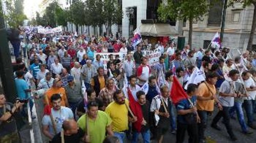 Η πορεία στην Αθήνα ανεβαίνει τη Σταδίου