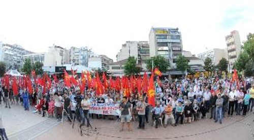 Από τη μαζική συγκέντρωση στην Καρδίτσα. Στο βήμα ο Δ. Κουτσούμπας