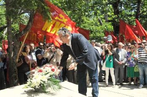 Ο Δ. Κουτσούμπας καταθέτει λουλούδια στον τάφο του Χαρίλαου Φλωράκη