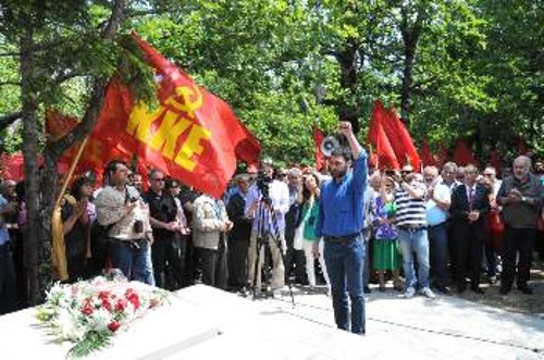 Ο Θ. Χιώνης καταθέτει λουλούδια εκ μέρους του ΚΣ της ΚΝΕ