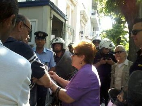 Από την παράσταση διαμαρτυρίας στην τουρκική πρεσβεία που φρουρούνταν από ισχυρές αστυνομικές δυνάμεις