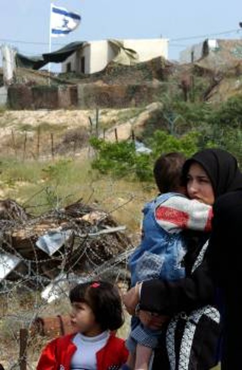 Περιμένοντας, για να περάσει το μπλόκο που έχει επιβάλει ο ισραηλινός στρατός