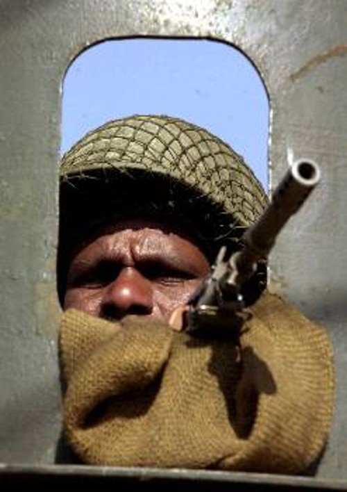 Ινδός στρατιώτης στο Κασμίρ κοιτά προσεκτικά γύρω του. Η βία αναζωπυρώνεται στο κρατίδιο