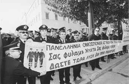 Στο δρόμο θα κατέβουν ξανά οι αστυνομικοί, αν δεν τους ικανοποιήσει το ύψος του εκλογικού επιδόματος