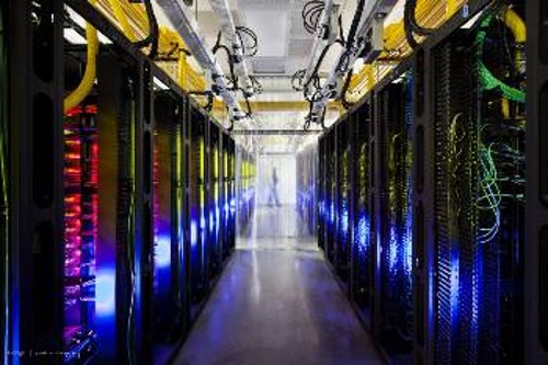 Εκατοντάδες ισχυροί υπολογιστές καταχωρούν και επεξεργάζονται δεδομένα αδιάκοπα, στις δυο πλευρές ενός από τους πολλούς διαδρόμους, ενός από τα πολλά υπολογιστικά κέντρα (data center) του μονοπωλίου της πληροφορικής Google. Και αυτοί δεν ξέρουν τίποτα για το αμερικάνικο κυβερνητικό πρόγραμμα παγκόσμιας παρακολούθησης στο οποίο συμμετέχουν...