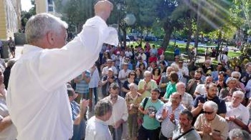 Ο Δ. Κουμπούρης μιλάει στους συγκεντρωμένους έξω απ' τη δικαστική αίθουσα