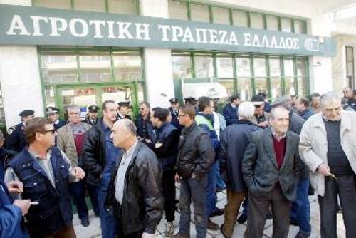Εκατομμύρια καταθετών είναι εντελώς ανίσχυροι και απροστάτευτοι απέναντι σε 4- 5 τραπεζικούς ομίλους